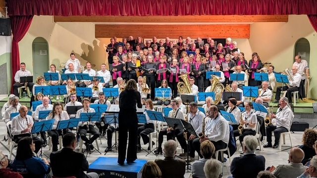 L' Union Musicale et l'Echo des Coeurs sous la direction d'Aline Boniface. img