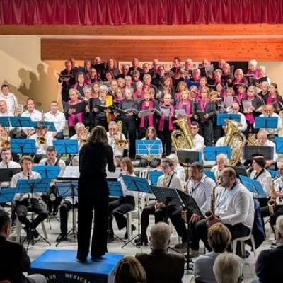 L' Union Musicale et l'Echo des Coeurs sous la direction d'Aline Boniface. img